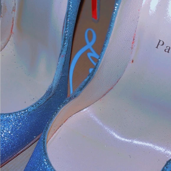 Minor scratch on the side and a little rip on the side as well. Good condition - Picture 6 of 7